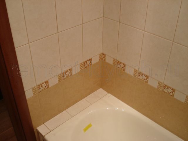 Установка ванны, облицовка стен ванной комнаты и защитного плинтуса ванны из керамических плиток, устройство керамического бордюра